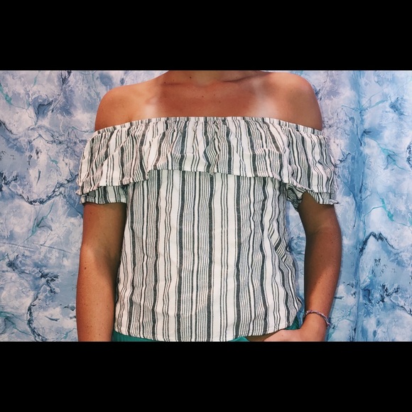 tillys off the shoulder shirt! - Picture 1 of 3